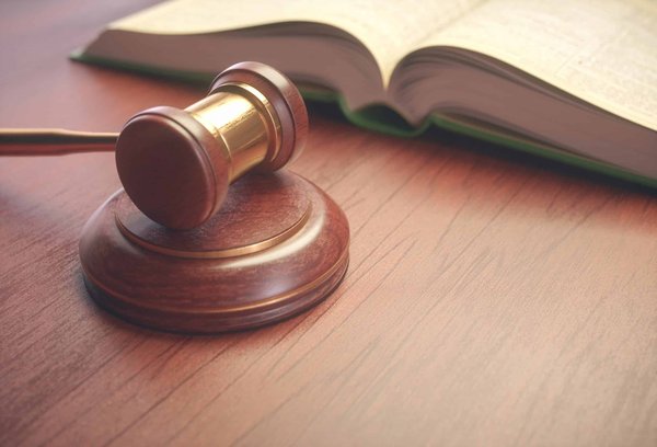 Quelle est la législation sur la responsabilité des entreprises en cas de non-respect des normes anti-pollution?