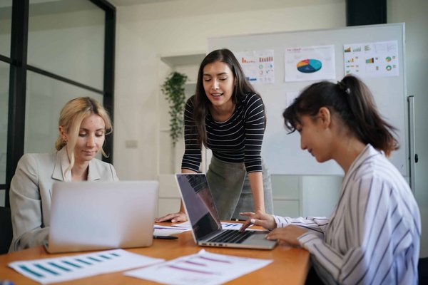 Quelle combinaison de marketing d'influence et de SEO pourrait augmenter la visibilité d'un site de comparaison de prix ?