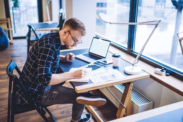 Quelles stratégies de contenu les entreprises de nutrition sportive peuvent-elles employer pour éduquer leur audience ?